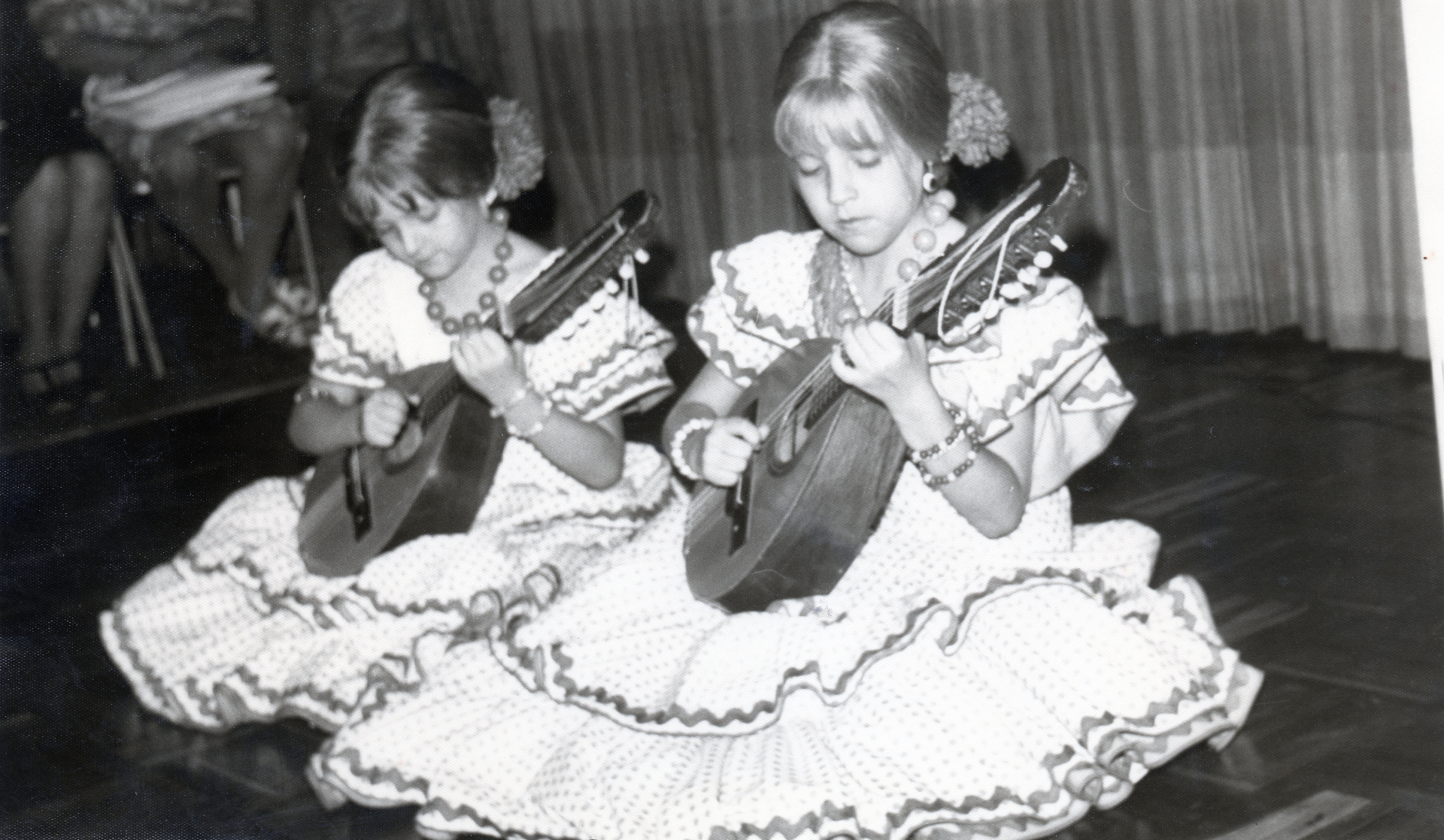 Playing the bandurria