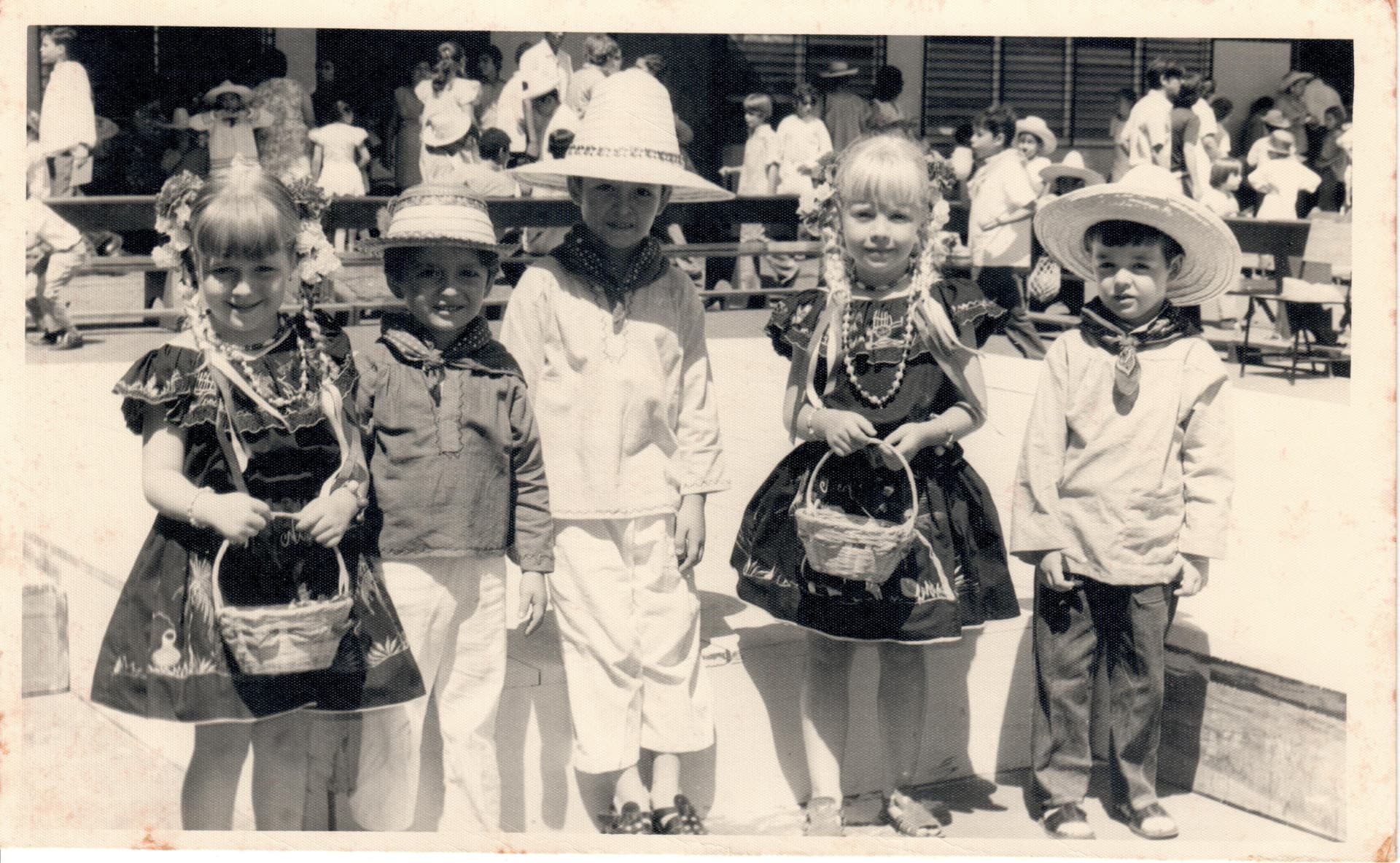 De hüipil, Colegio Calasanz, Managua, October 1972